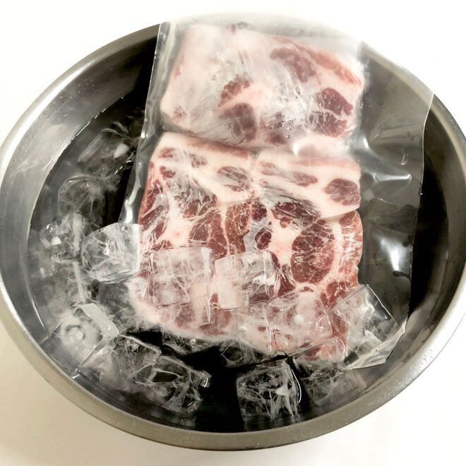 サイボク　冷凍した豚肉を氷水解凍