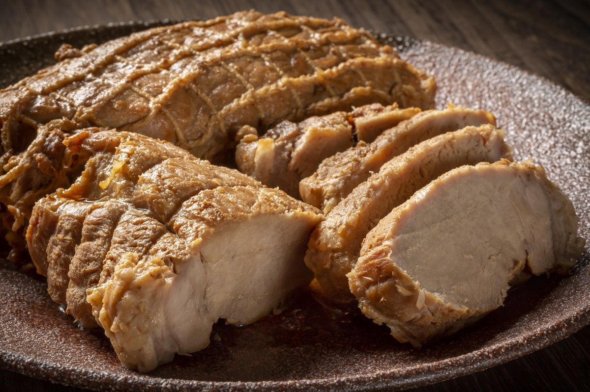 皿に盛りつけられた塗豚