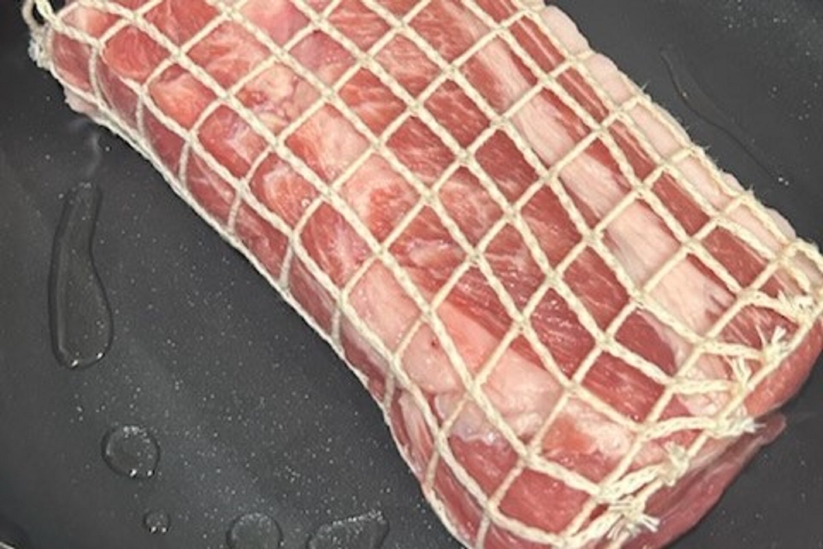 タコ糸にまかれた豚肩ロース肉
