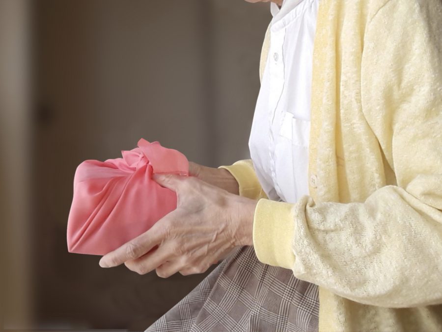 風呂敷包みをもっている女性